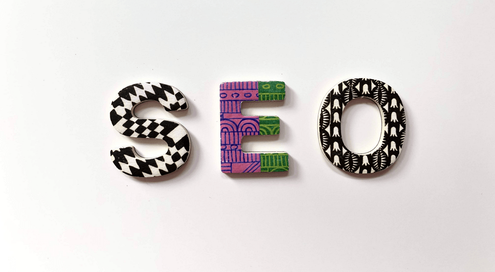 Imagen con tres letras formando la palabra SEO